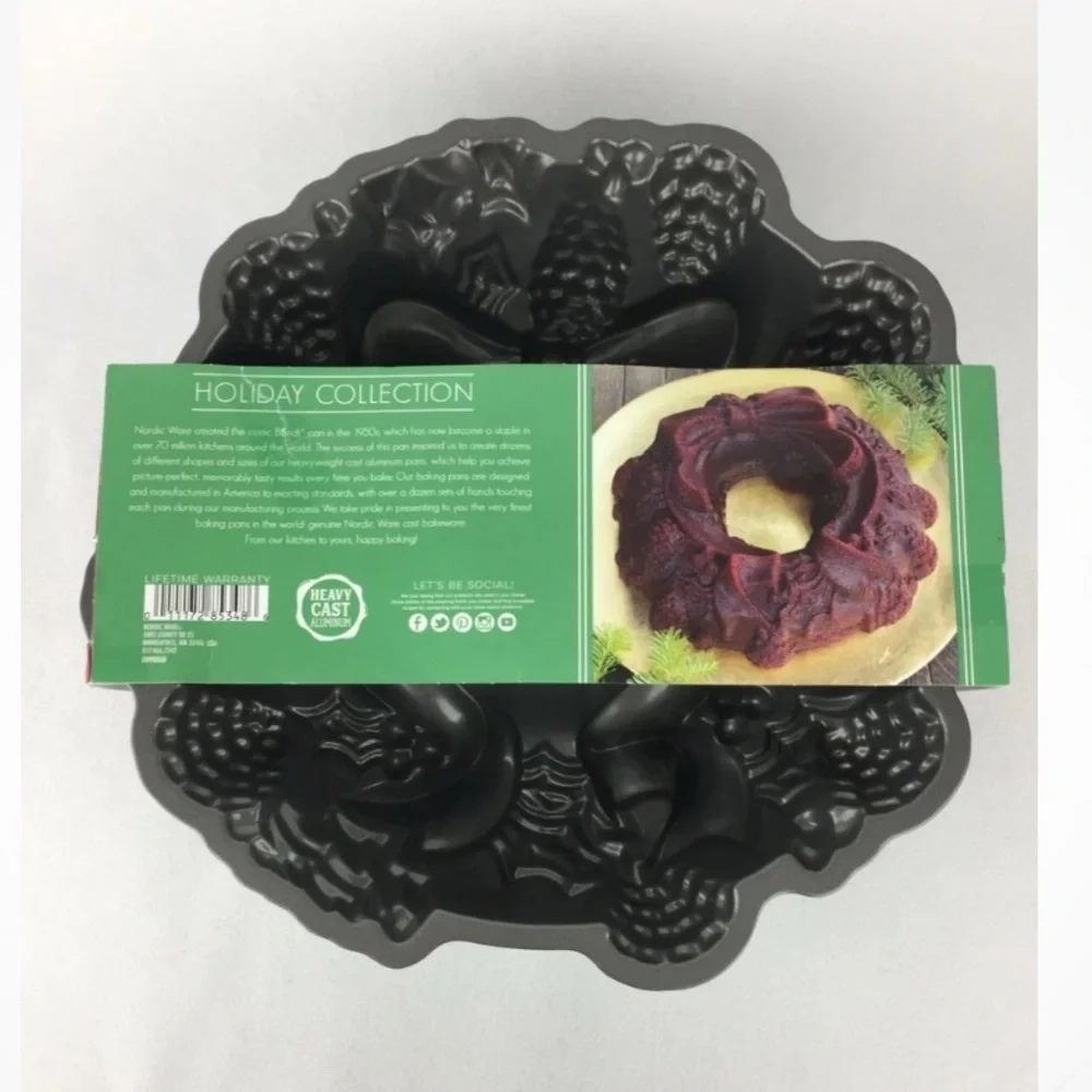 Nordic Ware Holiday Wreath Bundt Pan NEW